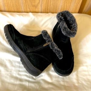 Khombu Black women booties.